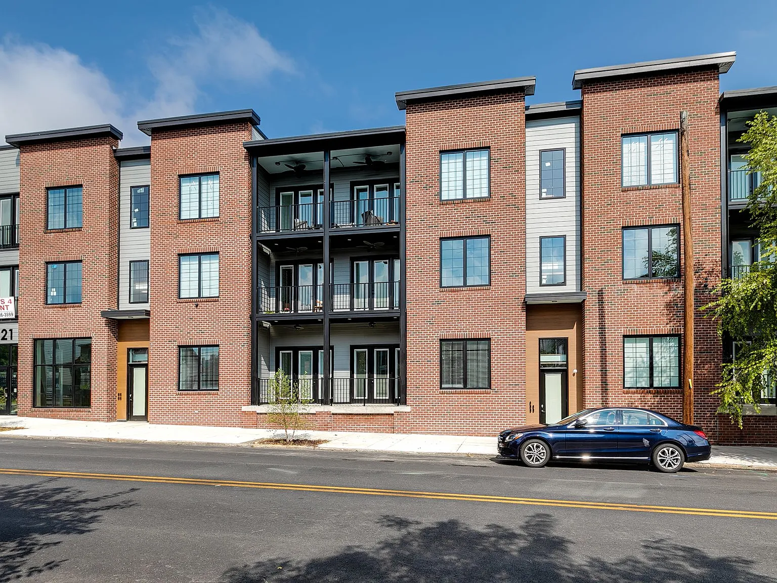 $500 Rent Credit, if you move-in by 10/15/2026 Penthouse 1BD-Apt. on 3rd Floor w/ Assigned Parking!! — Photo 3