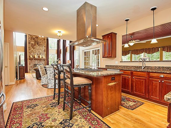 5th image of 308 Henderson Ct
