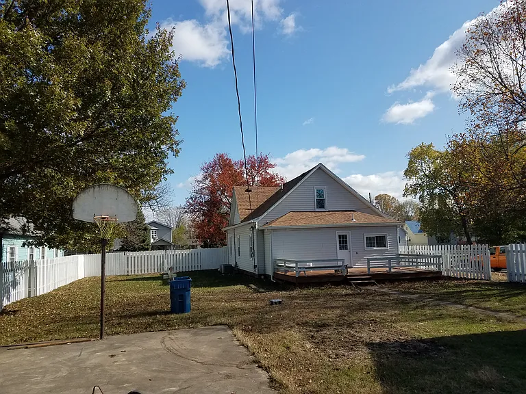 2431 Dillman St — Photo 2
