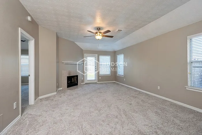 4 bed, 2.0 bath, 2036 sqft, $2,125 — Photo 4