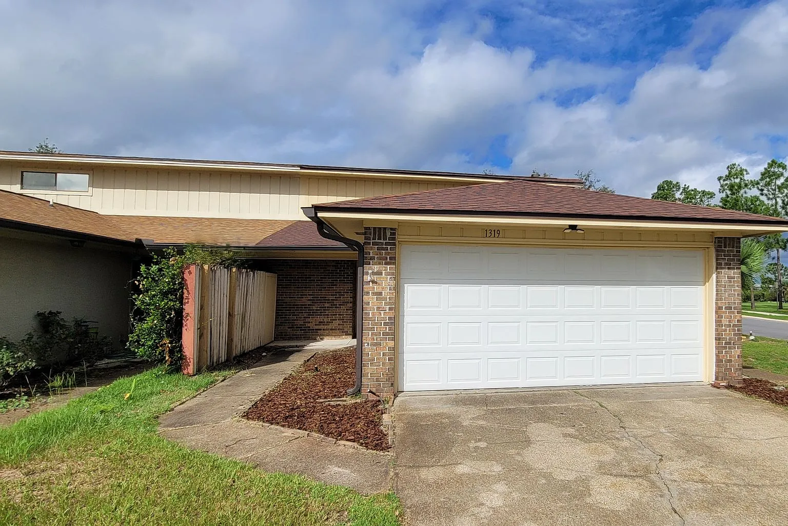 Venetian Villa 2 Bedroom 2 Bath 2 Car Garage w/Waterview! — Photo 3