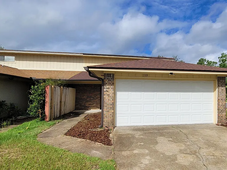 1319 Calabria Rd — Photo 2