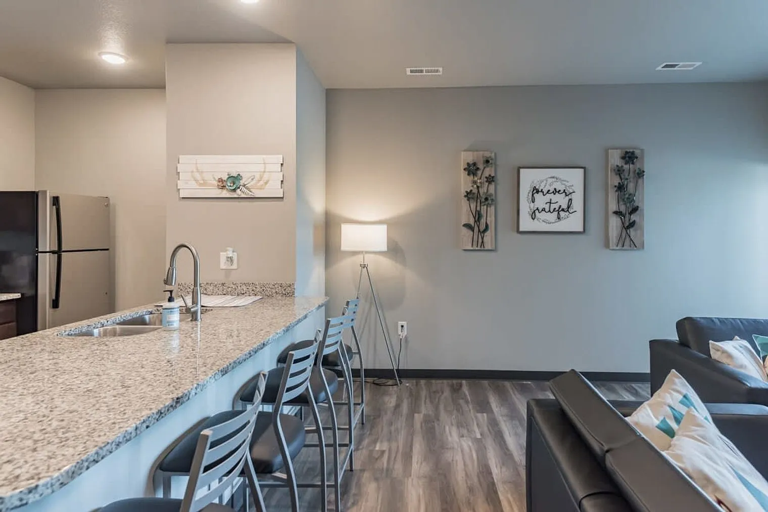 2 bed, 2.0 bath, 979 sqft, $2,561 — Photo 4
