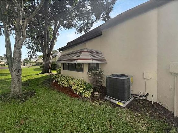 4th image of 949 Rosewood Ln