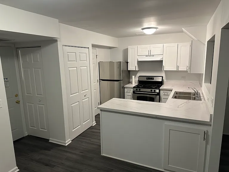 923 Four Seasons Blvd — Photo 4