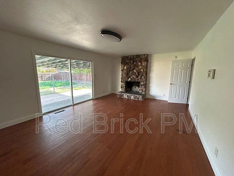 3 bed, 2.0 bath, 1449 sqft, $1,795 — Photo 4