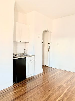 3rd image of 370 W 58th St #4G