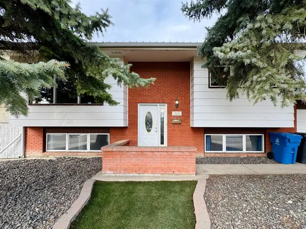 1251 S Saint Catherine Rd N, Lethbridge, AB T1H 4E9