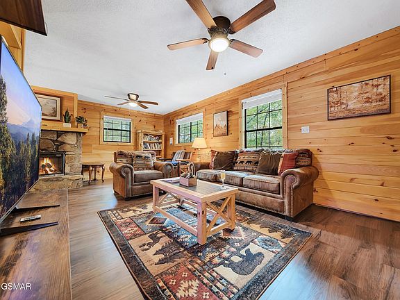 3rd image of 1036 Cheshire Ct