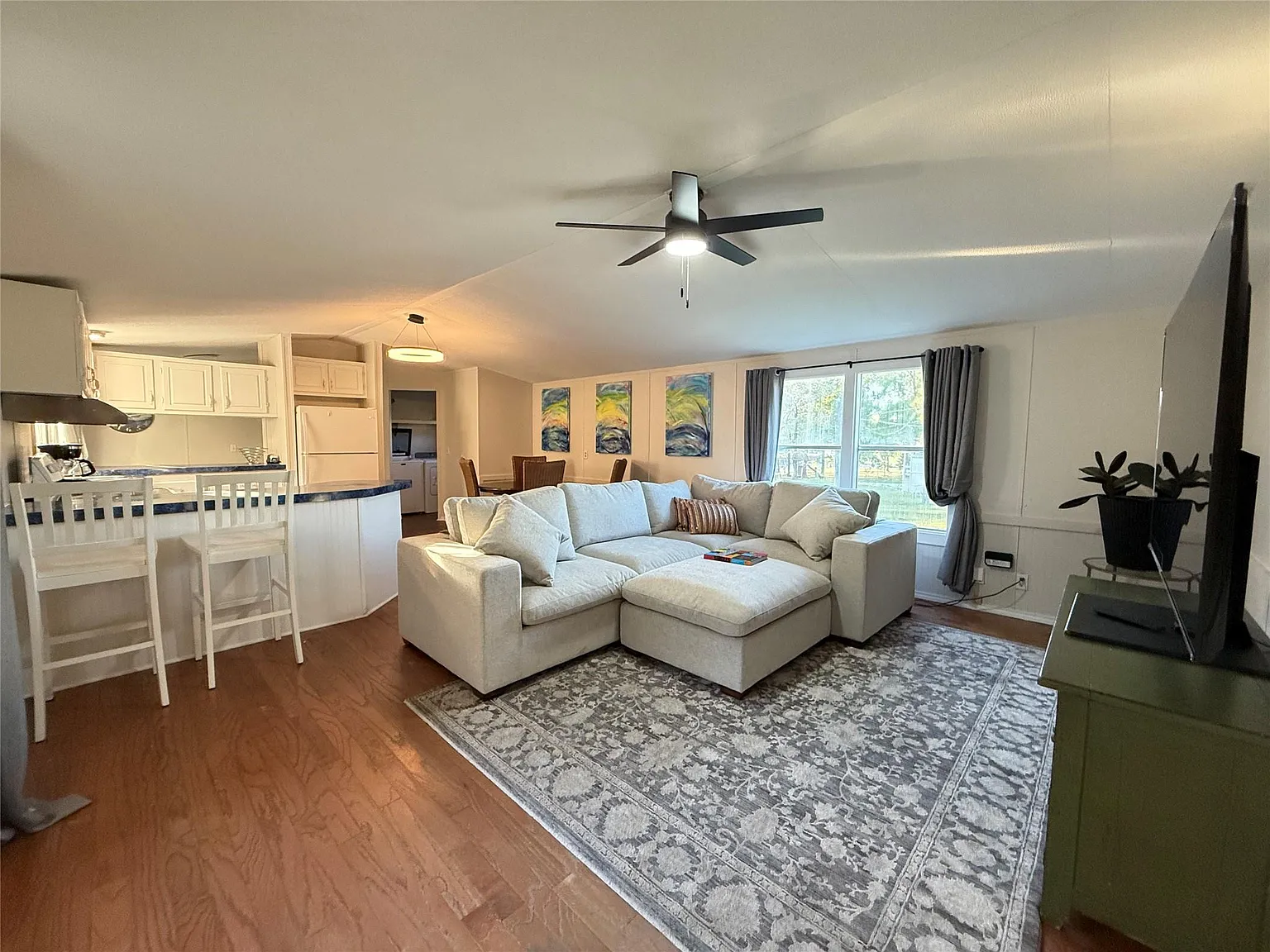 3 bed, 2.0 bath, 1368 sqft, $1,975 — Photo 3