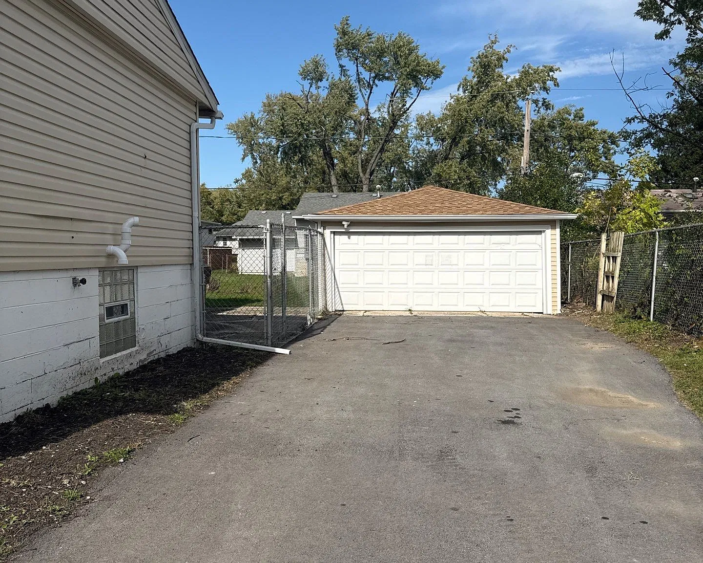 3 bed, 1958 sqft, $2,700 — Photo 2