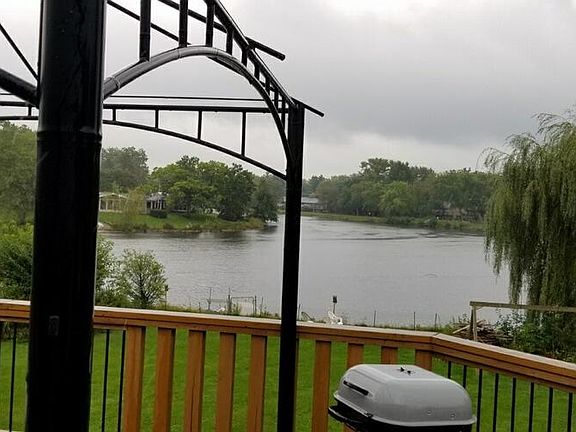 3rd image of 3235 Montlake Dr