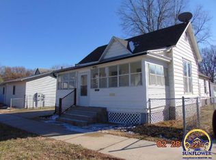 911 SW 4th St, Topeka, KS 66606
