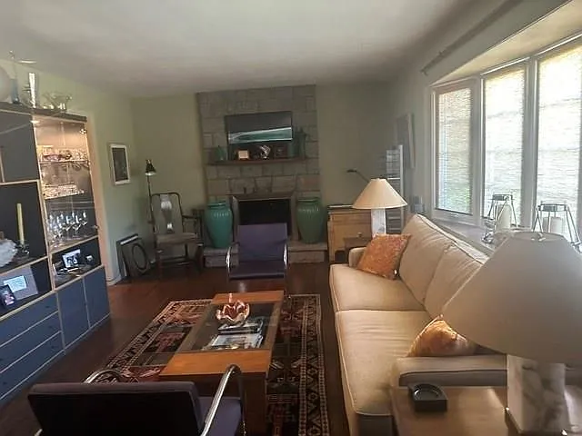 3 bed, 3.0 bath, 1950 sqft, $3,600 — Photo 3
