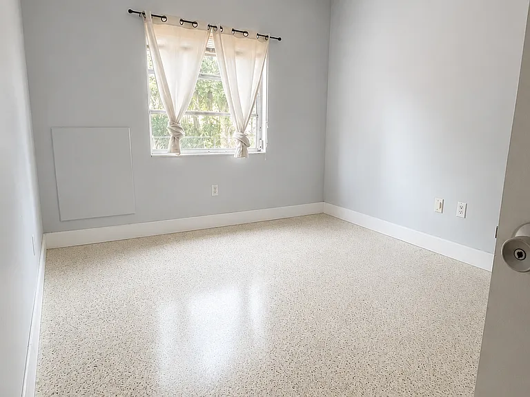 1014 E South St #5 — Photo 7