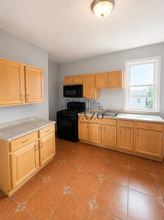 3 bed, 700 sqft, $1,800 — Photo 1