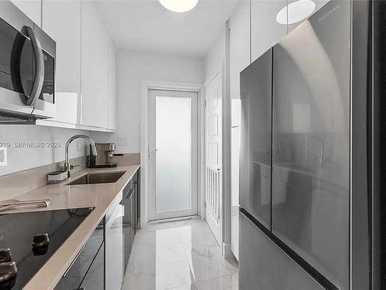 3250 NE 28th St #403 — Photo 9