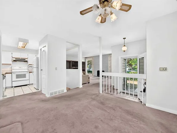 6437 NW Coach Hill Rd SW, Calgary, AB T3H 1B5