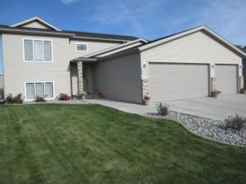 1st image of 808 18th Ave W