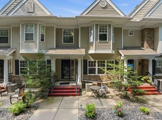 111302 Village Rd UNIT 2, Chaska, MN 55318