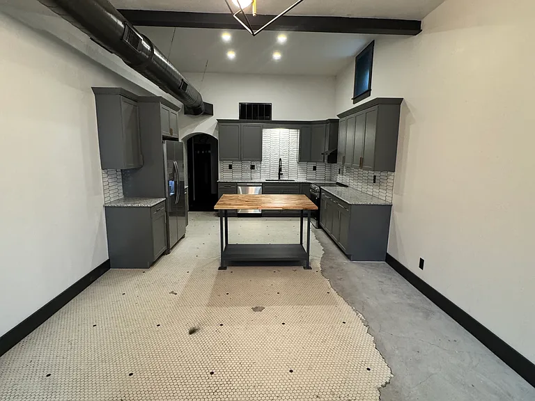 115 E 12th St #4 — Photo 6