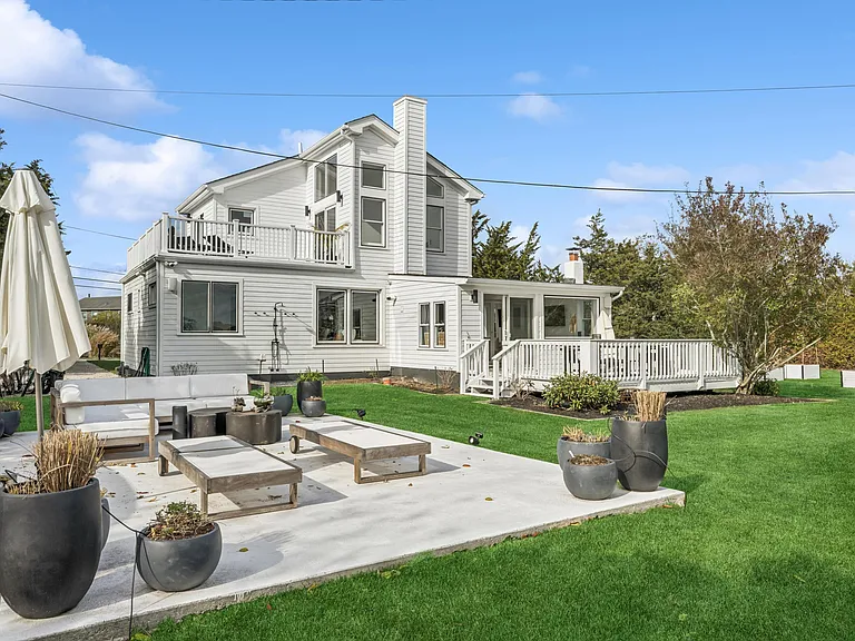 114 Little Neck Rd — Photo 4