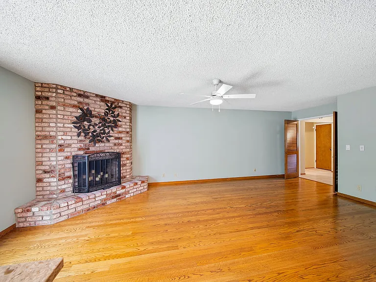 1911 Chateau Ct — Photo 4
