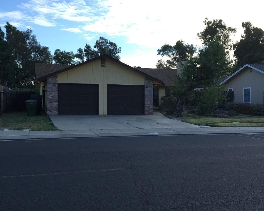 Front of home 2 car garage