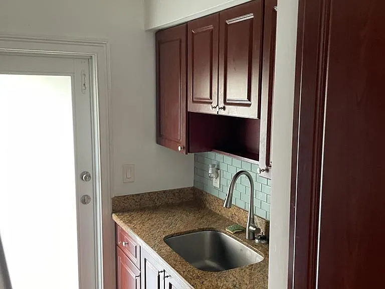2121 Biarritz Dr — Photo 7