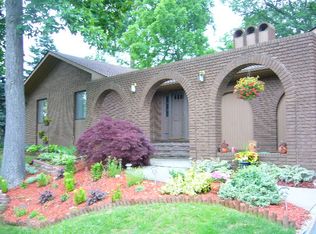 8741 Woodshire Dr, White Lake, MI 48386