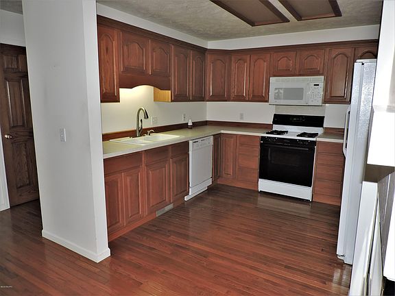 4th image of 10461 Valley Ct