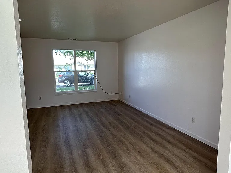 320 S Ashley Ave — Photo 3
