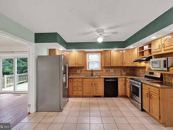 4th image of 19 Foxchase Ln