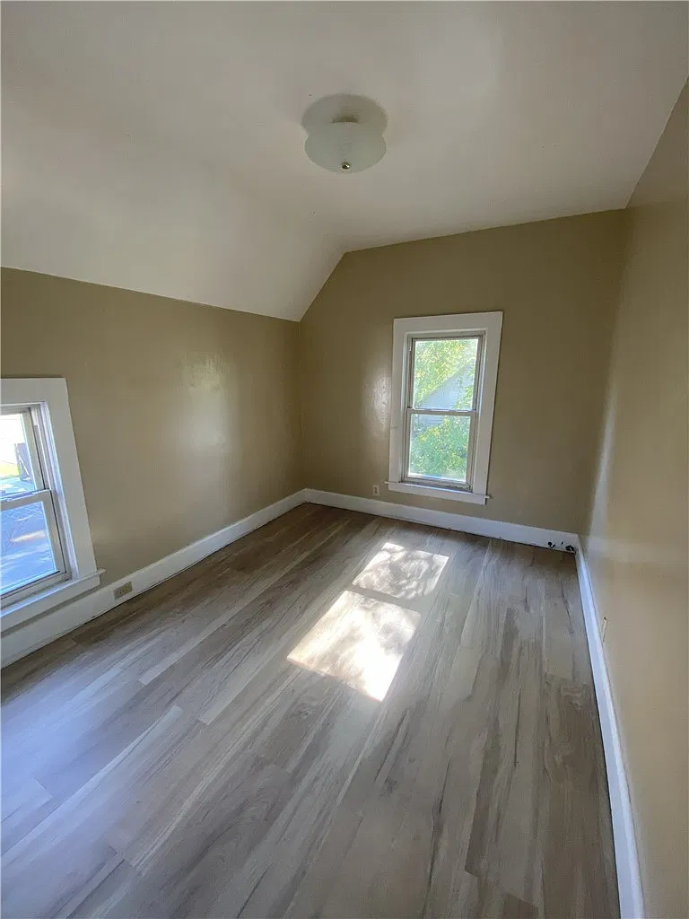 3 bed, 1.0 bath, 1253 sqft, $1,650 — Photo 4