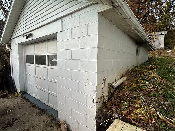Detached Garage