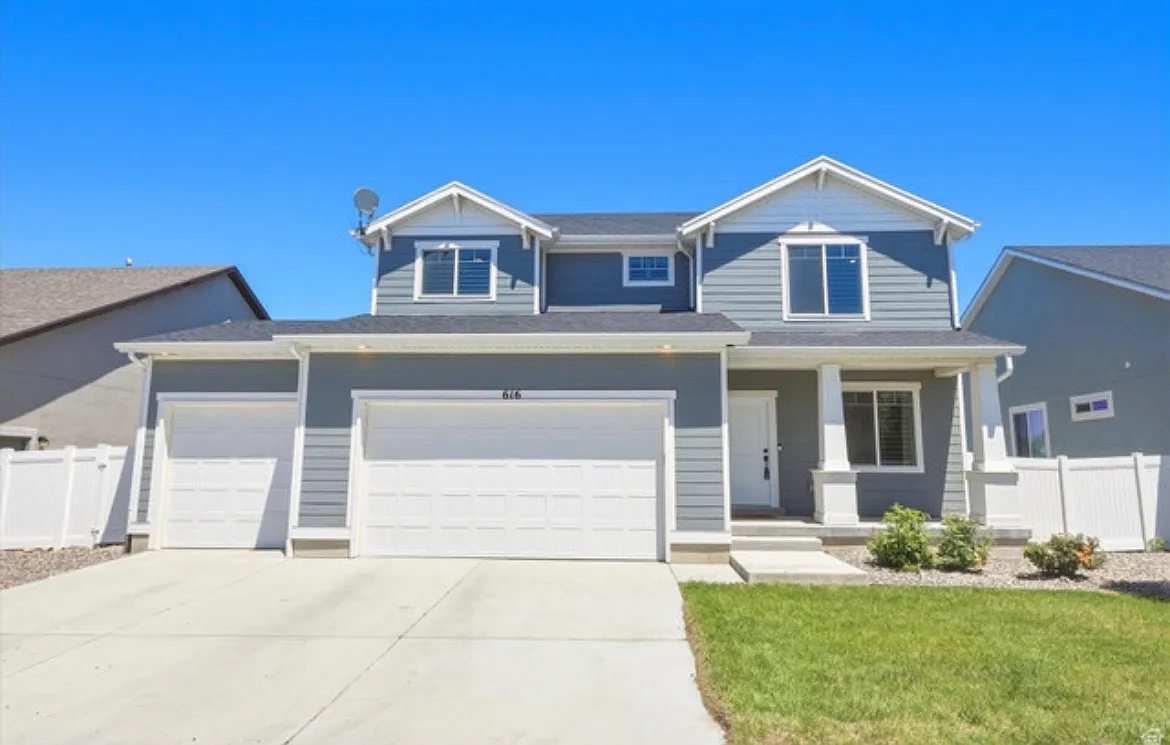 3 bed, 2.5 bath, 2800 sqft, $2,700 — Photo 1