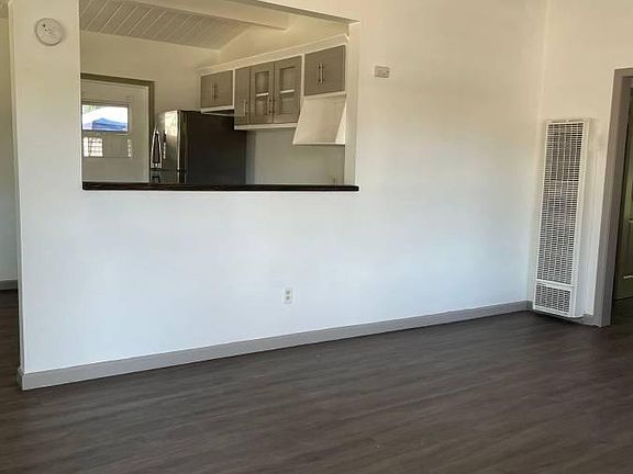5th image of 1042 E Grand Ave #D