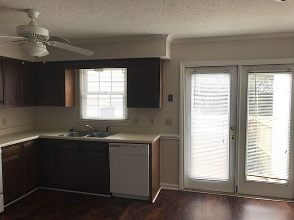 4th image of 136-6 Oakmont Dr