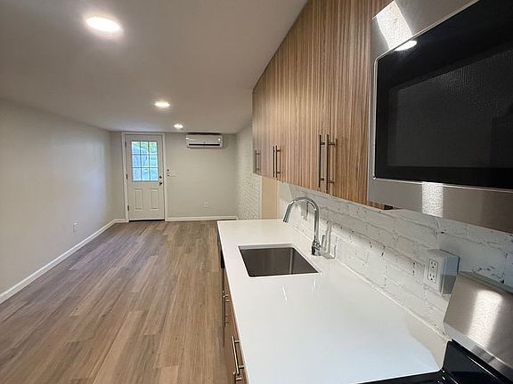 2nd image of 161 Johnston St #1