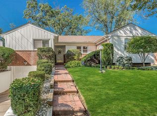 35 Stevenson Rd, Hewlett, NY 11557