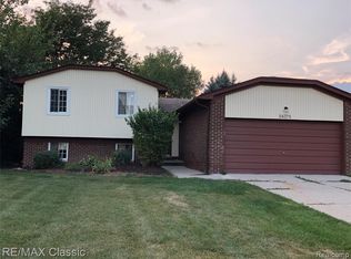 24375 Cote Dnel Dr, Farmington Hills, MI 48336