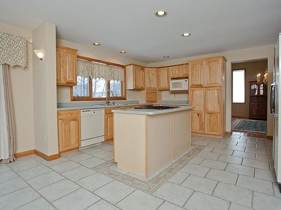 5th image of 48 San Souci Dr