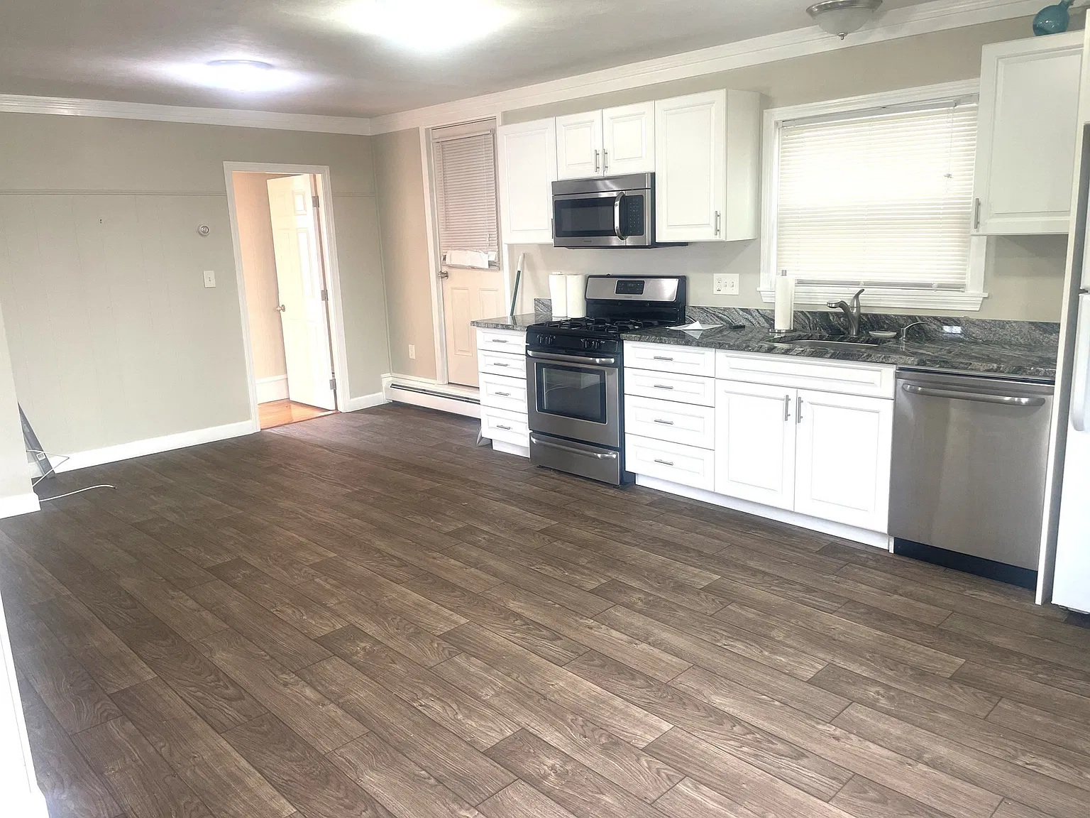 2 bed, 1.0 bath, 900 sqft, $2,350 — Photo 2