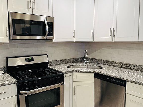 3rd image of 5753 W Gunnison St #2R