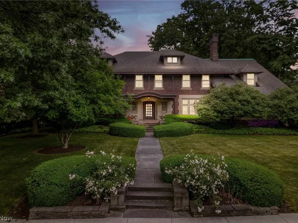 2185 Harcourt Dr, Cleveland Heights, OH 44106