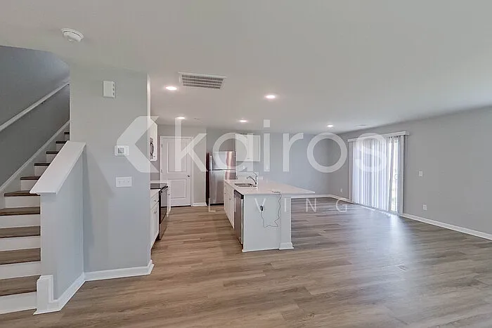 4 bed, 2.5 bath, 1927 sqft, $2,075 — Photo 2