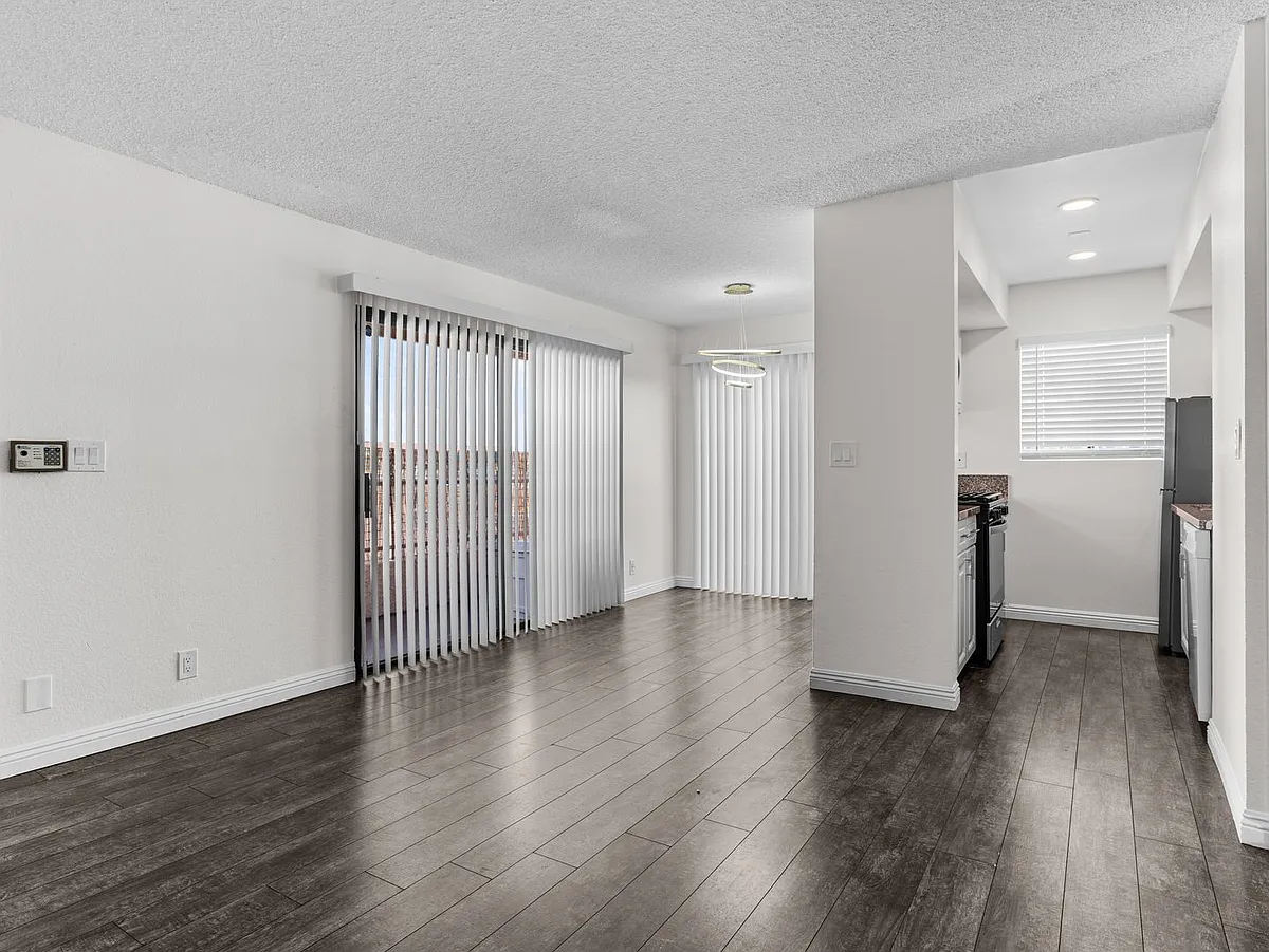 Building Photo - 1168 E 10th St #224B