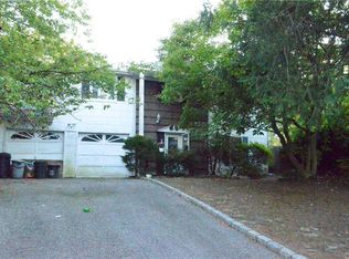 10 Catalina Ct, Centereach, NY 11720