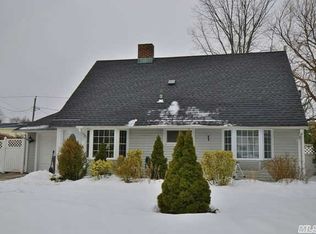 72 Flamingo Rd, Levittown, NY 11756