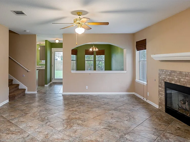 237 Sunshadow Dr — Photo 2